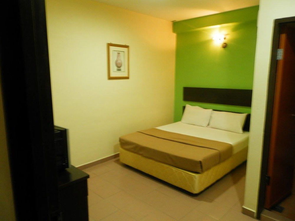 OYO 43962 Ezzy In Hotel Lumut Exterior foto