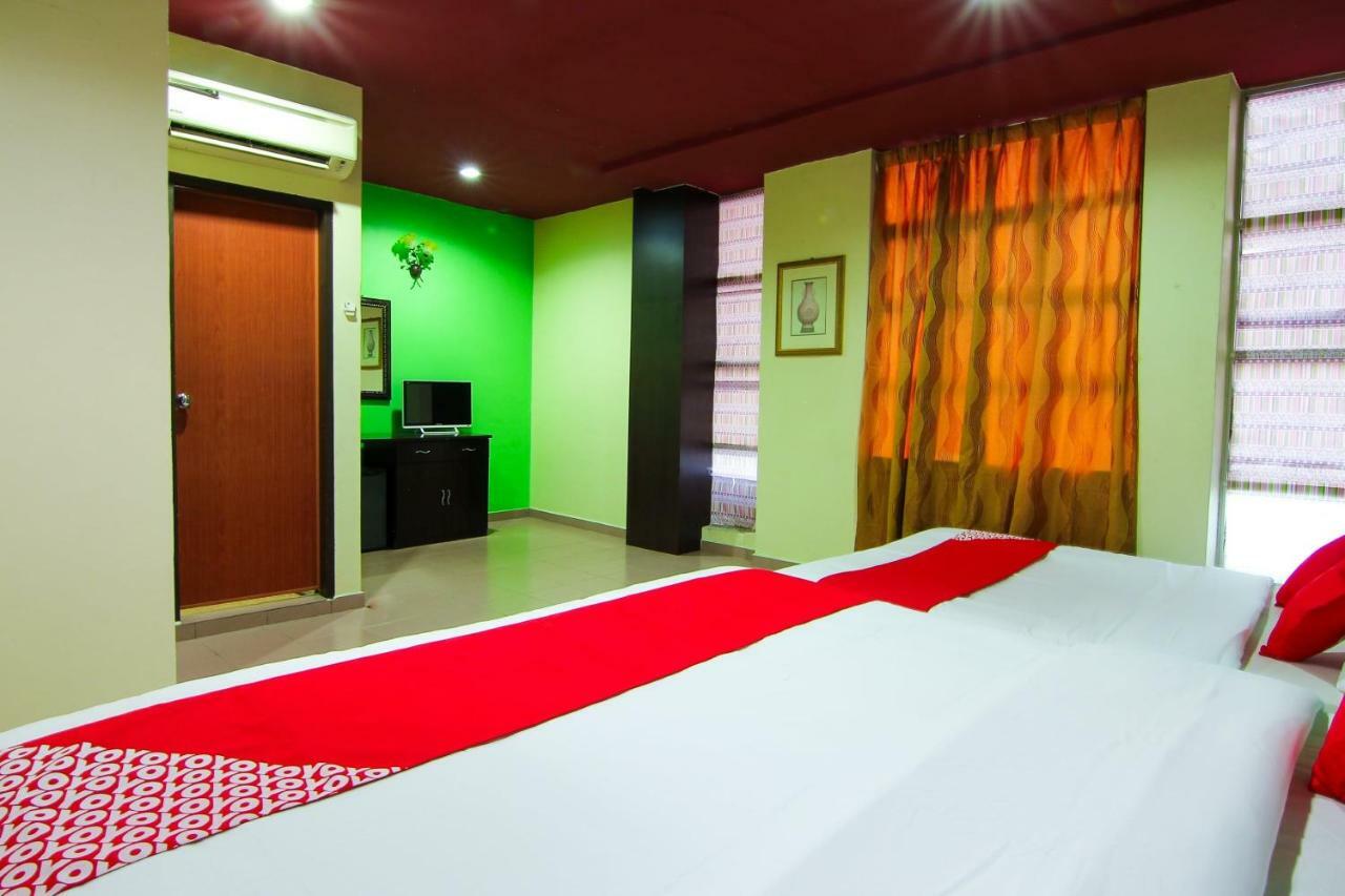 OYO 43962 Ezzy In Hotel Lumut Exterior foto