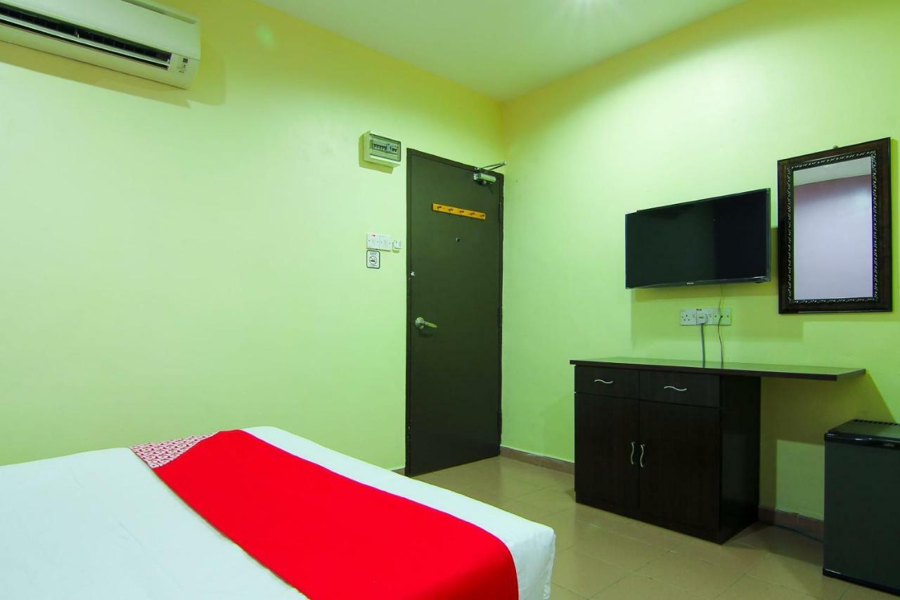 OYO 43962 Ezzy In Hotel Lumut Exterior foto
