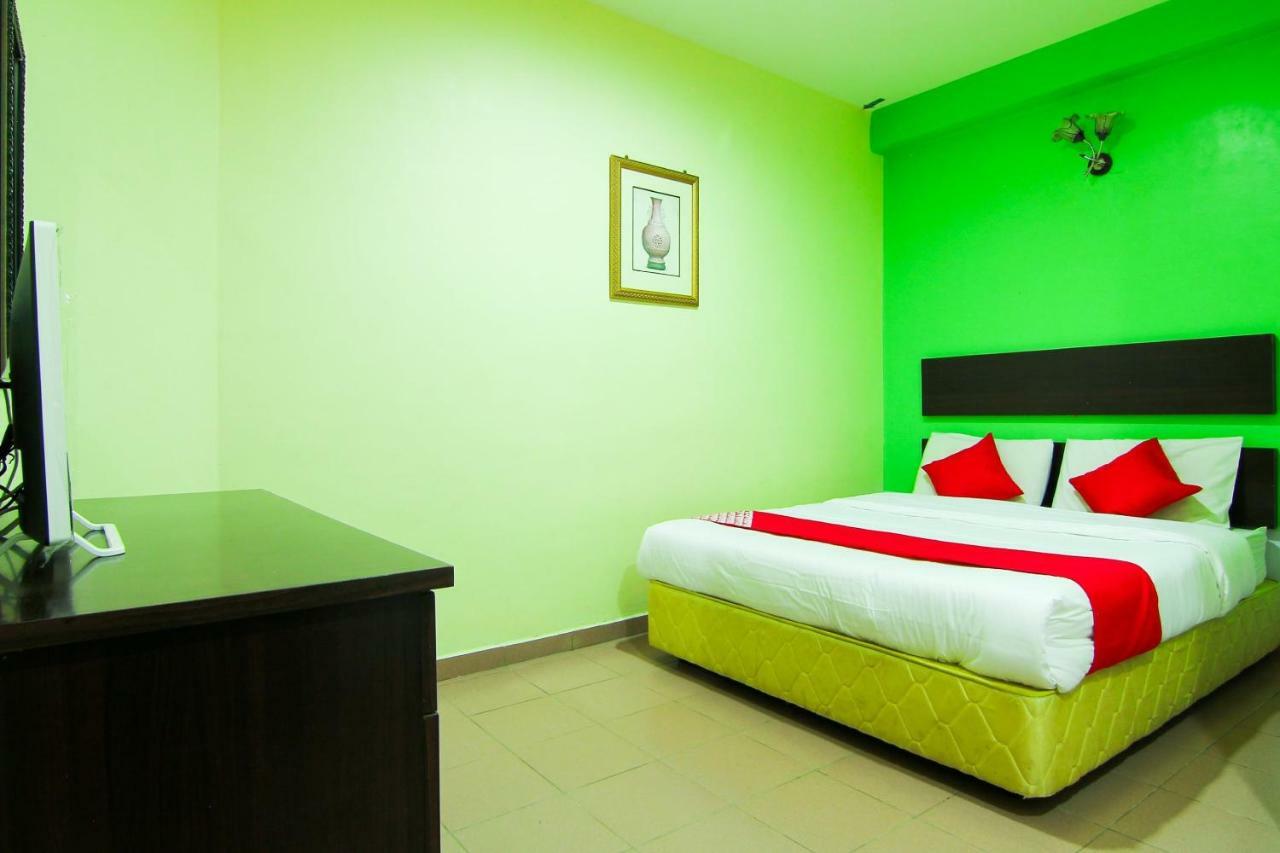 OYO 43962 Ezzy In Hotel Lumut Exterior foto